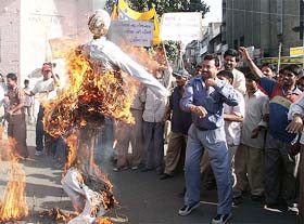 Activists of the Bajrang Dal and the VHP burn the effigy of film director Gurinder