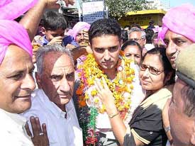 Deepak Thakur gets a warm welcome on his arrival at Una on Saturday