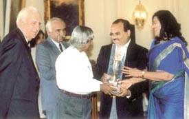 The President, Dr A. P. J. Abdul Kalam Azad, presenting the Samson Daniel Trophy to the Founder Chairman and Director of the Ryan International and St. Xavier�s Group of Schools