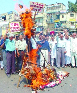 Traders belonging to more than 150 organisations of Delhi staged a sit-in against the recent TIN