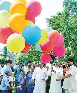 The UT Administrator and Punjab Governor, Justice O.P. Verma (retd), releases balloons