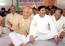 Delhi BJP President Madan Lal Khurana, Pramod Mahajan, and other senior leaders sitting on dharna