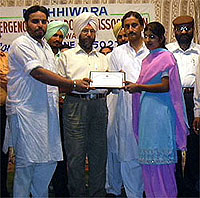 The SDM, Samrala, Mr Jaspal Singh Jassi, presents appreciation certificate to a volunteer of the Emergency Blood Donors Association 