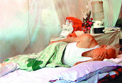 Delhi BJP president Madan Lal Khurana takes time out for a short rest on Wednesday on the second day of the three-day Pardafash dharna