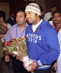 Indian tennis ace Leander Paes being welcomed by his fans at Mumbai airport