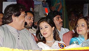 Minister of State for External Affairs Vinod Khanna with actress Urmila Matondkar and Smita Thackeray