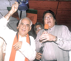 Delhi BJP president Madan Lal Khurna and BJP MP Vinod Khanna on the concluding day of their three-day dharna against the Congress government at Jantar Mantar in the Capital on Thursday.