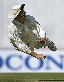 New Zealand's Lou Vincent dives as he throws the ball in an unsuccessful attempt to run out India's Saurav Ganguly