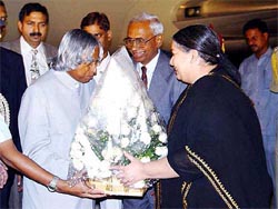 President A.P.J. Abdul Kalam being received by Tamil Nadu Chief Minister Jayalalithaa