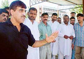 Angry relatives of Head Constable Jaiveer demand the registration of a case of abetment to suicide