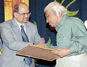 Eminent Urdu poet Kashmiri Lal Zakir being honoured with the title of "Fankaar-e-allah" by the Chief Secretary, Haryana, Mr A.N. Mathur