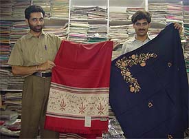 Salesmen display new patterns of double-shaded and machine-embroidered shawls 