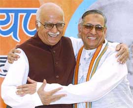Deputy Prime Minister L.K. Advani congratulates Arif Baig