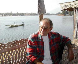 Australian trekker Garry Weare talks to mediapersons in Srinagar 