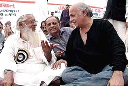 Amirul Hind Hazarat Maulana Sayyed Asad Madani, president of Jamiat Ulema-e- Hind, discuss with noted film director Mahesh Bhatt 