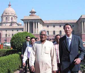 Defence Minister George Fernandes with his Singaporean counterpart Chee Hean at South Block in New Delhi