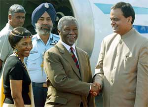 South African President Thabo Mbeki shakes hand with Minister of State for External Affairs Dig Vijay Singh as his wife Zanele Mbeke looks on
