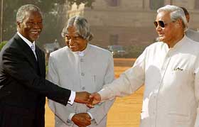 Visiting South African President Thabo Mbeki shakes hand with Prime Minister Atal Behari Vajpayee 
