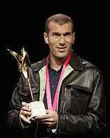 Real Madrid's French star Zinedine Zidane holds the International Sports Award