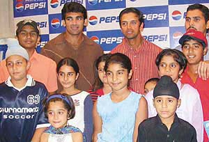 Rahul Dravid and Zaheer Khan at the Pepsi contest at Hotel Mountview, Chandigarh