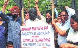 Supporters of the Indian National Sikh Youth Forum demanding the resignation of Union Home Minister L. K. Advani