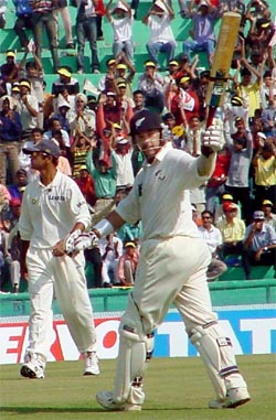 New Zealand�s Craig McMillan acknowledges his century 