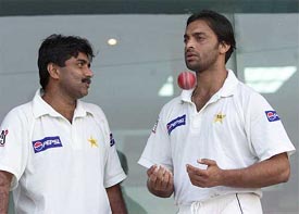 Pakistani fast bowler Shoaib Akhtar chats with coach Javed Miandad 