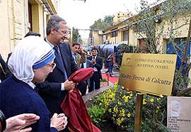 Rome�s Mayor Walter Veltroni, flanked by nun Jannine, looks at the plaque in memory of Mother Teresa