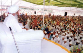 Sant Thakar SinghMaharaj addresses a congregation in the memory of Sant Kirpal Singh 