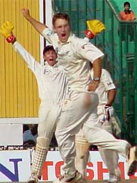 New Zealand's Daniel Vettori and wicketkeeper Robbie Hart successfully appeal against Sachin Tendulkar 