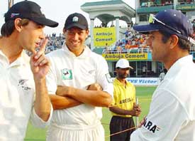 New Zealand skipper Stephen Fleming , man-of-the match Daryl Tuffey and stand-in Indian captain Rahul Dravid share a laugh