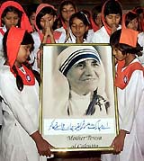 Schoolchildren hold a picture of Mother Teresa in Multan
