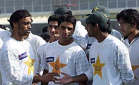 Pakistan players Shoaib Akhtar, Yasir Hammed, Taufeeq Umar, Yousuf Youhana and Mohammad Sami chat during the awards ceremony