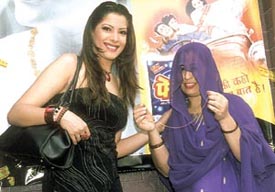 Model Mehar Bhasin presenting a gold chain to a participant under Fena's nationwide campaign in the Capital on Wednesday.