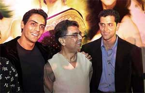 Hrithik Roshan and Arjun Rampal strike a pose with critic-turned-filmmaker Khalid Mohamed 