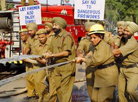 Dousing the flames of negligence in city residents, Jaspal Bhatti and his wife Savita Bhatti asked people to shun dangerous crackers.