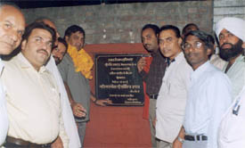 Congress legislator Surinder Dawar inaugurates a streetlight project in Ward No. 51