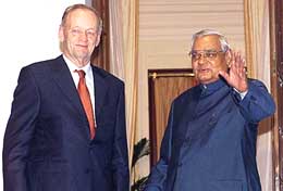 Prime Minister Atal Bihari Vajpayee with his Canadian counterpart Jean Chretien at Hyderabad House