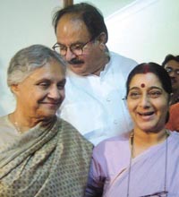 Delhi Chief Minister Sheila Dikshit with Sushma Swaraj at the latter�s office in the Capital