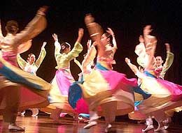 A Korean dance group performs in New Delhi 
