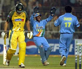 Wicketkeeper Parthiv Patel and Zaheer Khan celebrate the dismissal of Adam Gilchrist 