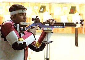 Gagan Narang shoots for the gold medal in the 10m air rifle final 