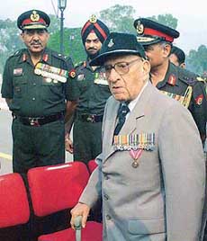 Lieut-Gen S.C. Katoch and Army chief N.C. Vij along with other Army officers on the occasion of Infantry Day at India Gate in New Delhi 
