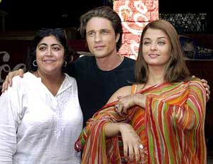 Bollywood icon Aishwarya Rai poses with with co-star Spider Man 2's Daniel Gillies during a media gathering to announce film maker Gurinder Chadha's new film Bride and Prejudice
