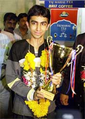 National champion Pankaj Advani poses with the World Snooker Cup on his arrival in Mumbai