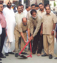 Councillor of Ward No. 45 Balkar Singh inaugurates the work for the beautification of park and parking lot at the Kithchlu Nagar market 
