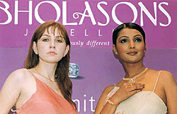 Models show off solitaire jewellery, Sveni.