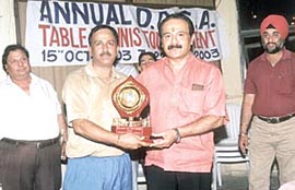 Rakesh Kaushal receiving the trophy from Anil Khanna.