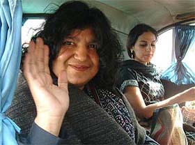 Abida Parveen waves to fans while returning back to Pakistan at Wagah joint check-post 