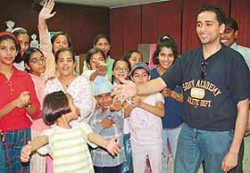 Mantej Singh conducts a workshop under "Artists beyond boundaries", an international collaborative project between artists of India and Pakistan
